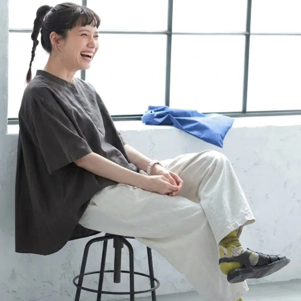 ダークグレー