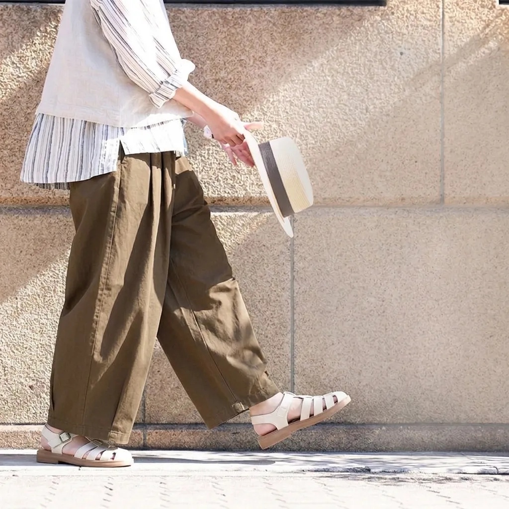 カーキ